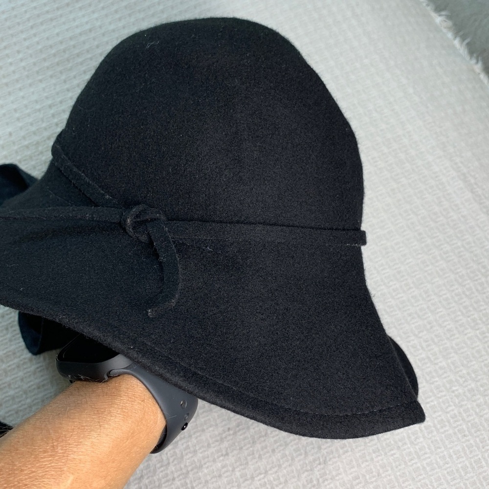 Betmar black wool/felt hat with ear flaps that tie under chin